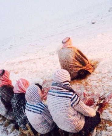 لم تمنعهم الثلوج من اداء الصلاة﻿