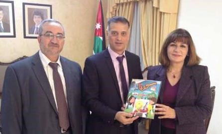 ومع وزيرة الثقافة الاردنية لانا مامكغ والحائز جائزة الابداع محمد عمرو