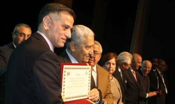 ويتسلم الجائزةمن ممثل الملك عبدالله الثاني