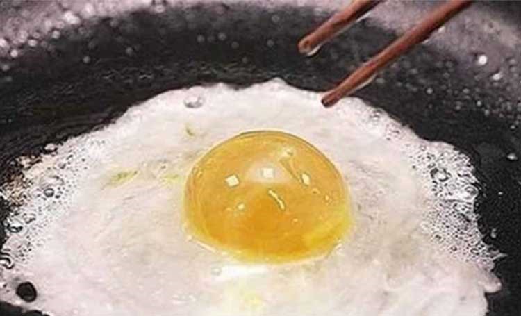بالصور.. الصين تتحدى الدجاج وتصنع بيض مقلد