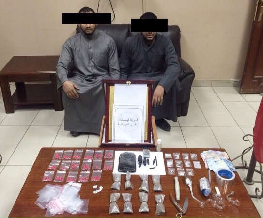 المتهمان وامامهما المضبوطات