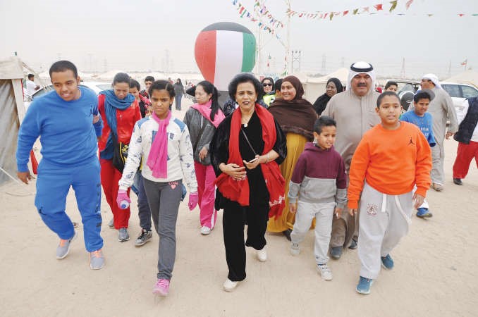 الشيخة فريحة الاحمد متوسطة عددا من الحضور في افتتاح المخيماحمد علي﻿