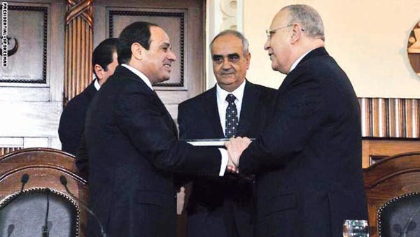 الرئيس عبد الفتاح السيسييتسلم تذكارا من رئيس المجلس الاعلى للقضاء	 سيانان