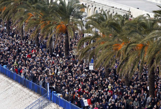 مئات الالاف يشاركون في مسيرة بمدينة نيس على طول الشاطئ تضامنا مع شارلي ايبدو امسافپ