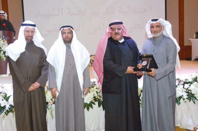 دعبدالله سهر يسلم هدية لاحد المكرمين بحضور عبدالوهاب الوزانهاني عبدالله﻿