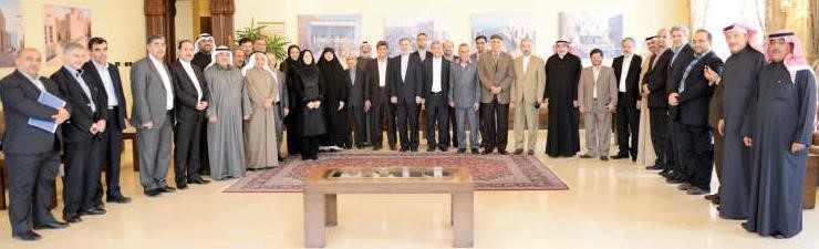 وزير المالية الايراني علي طيب نيا والسفير علي رضا عنايتي والوفد المرافق للوزير مع اعضاء رابطة الصداقة الكويتيةالايرانية في دار معرفي سامي الخليفي