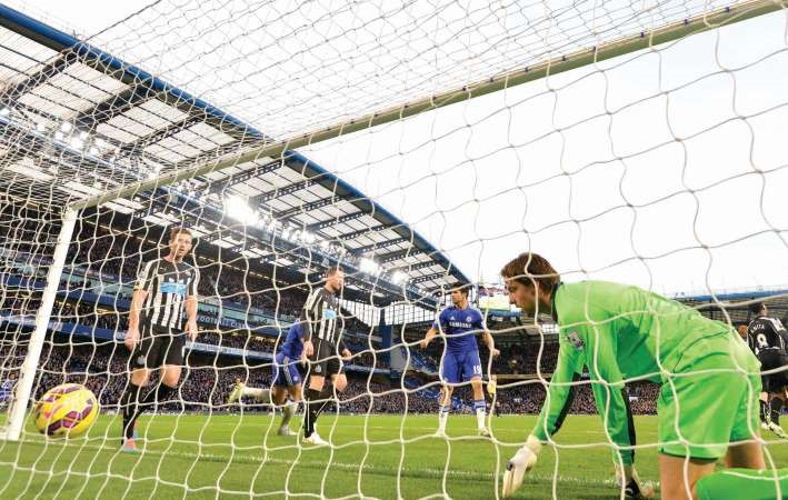 كرة لاعب تشلسي اوسكار تهز شباك نيوكاسلرويترز