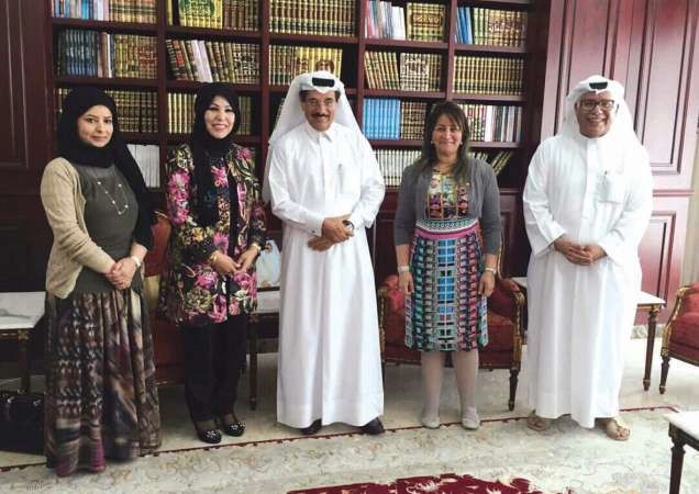 لولوة السالم والوفد المرافق لها مع وزير الثقافة والفنون والتراث في دولة قطر دحمد بن عبدالعزيز الكواري
