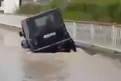 بالفيديو.. أغرق سيارته ووقف يتفرج في انتظار المساعدة