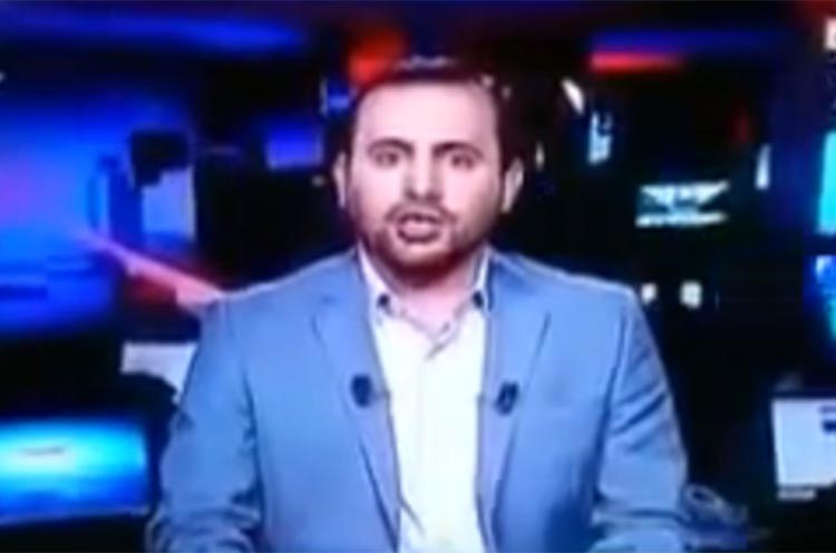 بالفيديو.. كيف قرأ مذيع يمني خبر مقتل شقيقه على الهواء