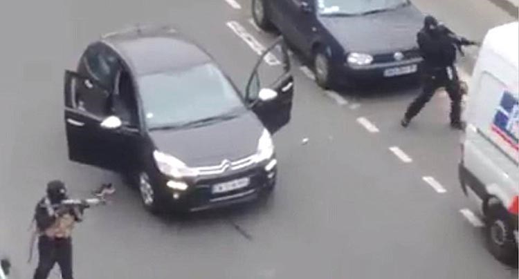 بالفيديو.. نشطاء يدعون تلفيق حادث شارلي إيبدو.. ويؤكدون: تمثيل غير احترافي وكذب واضح