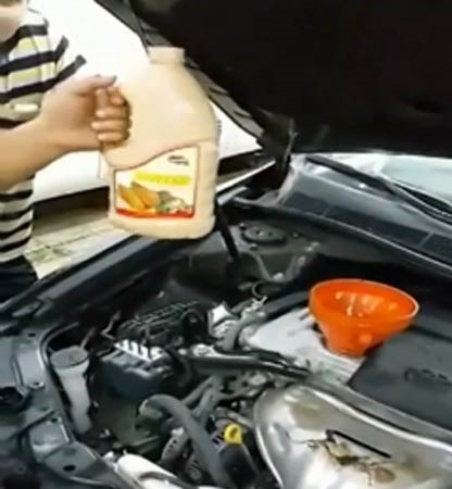 بالفيديو.. يمني يزود سيارته بزيت قلي منذ أكثر من 3 سنوات