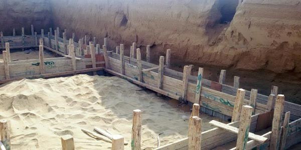 بالصور.. سعودي يعثر على جماجم وعظام لموتى داخل أرضه بقرية العكرة