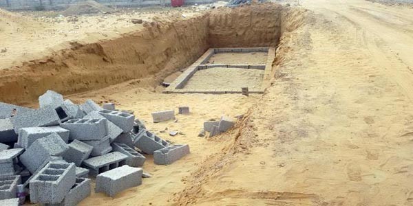 بالصور.. سعودي يعثر على جماجم وعظام لموتى داخل أرضه بقرية العكرة
