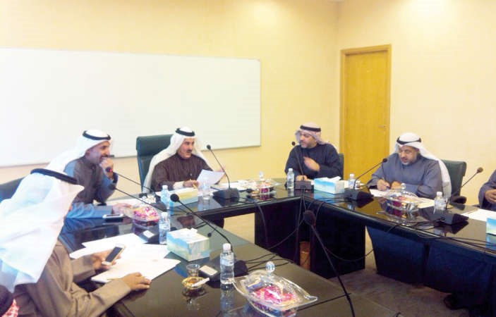 ماحمد الفضالة خلال ترؤسه اجتماع اللجنة 