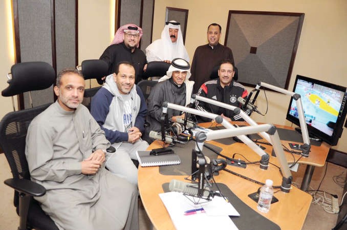 جابر نصار مع فريق عمل البرنامج والمحللين