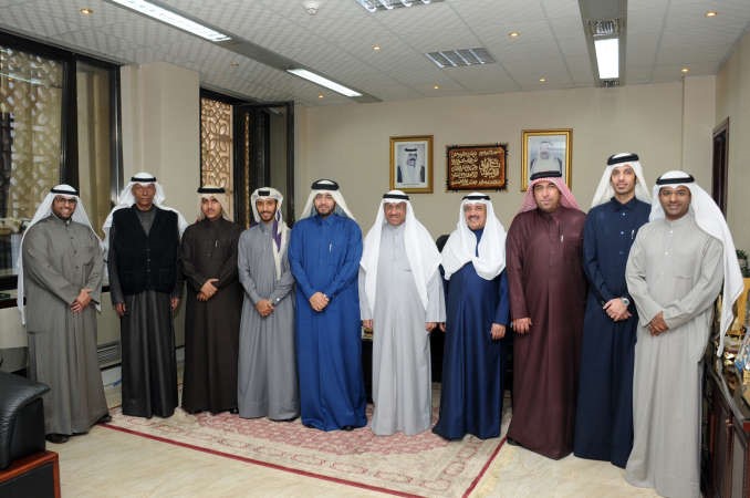 المستشار ضرار العسعوسي متوسطا الوفد القطري 