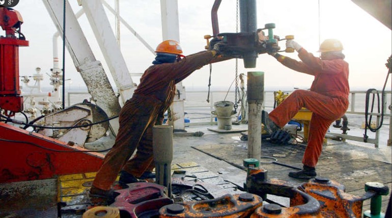 الكويت تبيع النفط بخصم 3.3 دولارات للبرميل