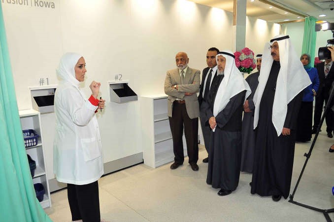 دعبدالعزيز الفرهود وديوسف المهندي ودحامد المسيليم يستمعان الى الية عمل الجهاز في الصيدلية الالكترونيةاسامة ابوعطية﻿