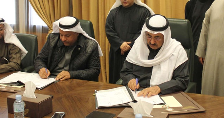 جانب من توقيع الاتفاقية﻿