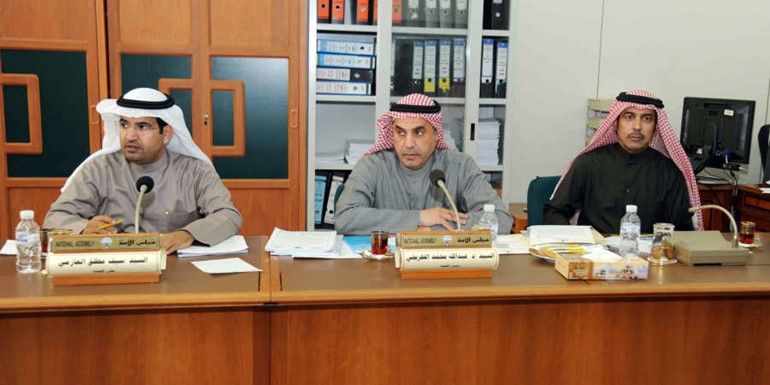 د عبدالله الطريجي وسيف العازمي خلال اجتماع اللجنة﻿