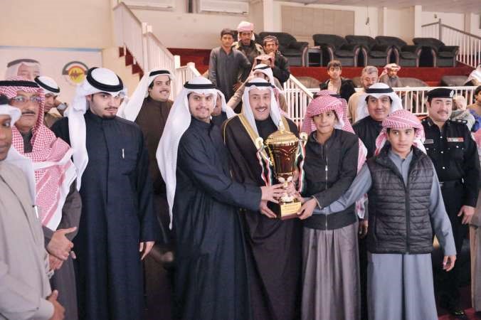 الشيخ فيصل المالك يسلم الكاس الى الفائزين﻿