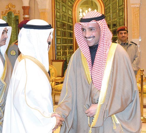 رئيس مجلس الامة مرزوق الغانم مصافحا صاحب السمو الملكي الامير خليفة بن سلمان