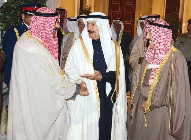  والشيخ مشعل الاحمد مصافحا سموه