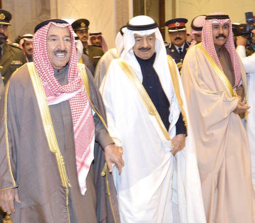 صاحب السمو الامير الشيخ صباح الاحمد مستقبلا صاحب السمو الملكي الامير خليفة بن سلمان
بحضور سمو ولي العهد الشيخ نواف الاحمد 