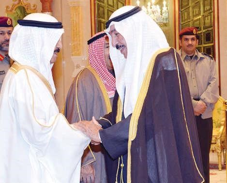 الشيخ جابر العبدالله مصافحا الامير خليفة بن سلمان
