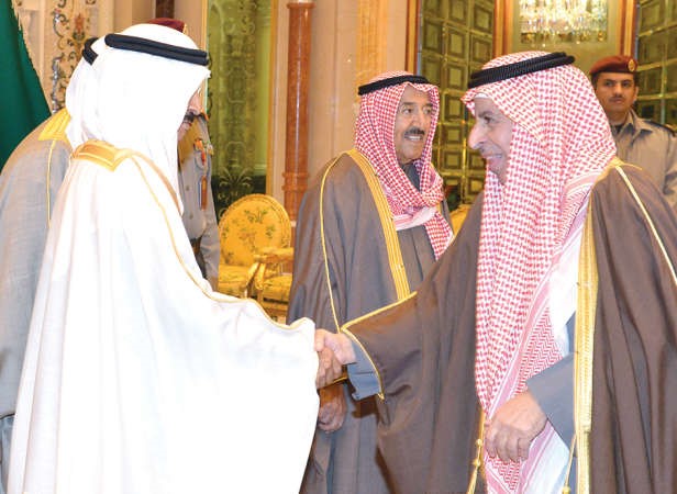  والسفير السعودي د عبدالعزيز الفايز مصافحا سموه