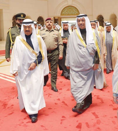 سمو رئيس الوزراء الشيخ جابر المبارك في وداع الامير خليفة بن سلمان لدى مغادرته