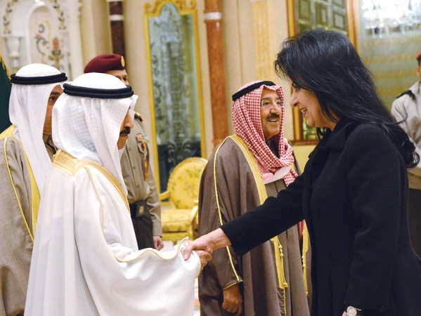 الشيخة اعتماد الخالد مصافحة رئيس الوزراء البحريني