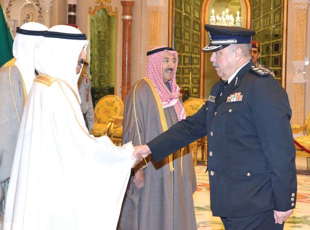 الفريق سليمان الفهد مصافحا رئيس وزراء البحرين