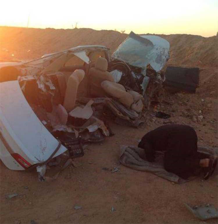 بالصور.. سعودي خر ساجداً لله امام حطام سيارته بعد نجاته من حادث خطير