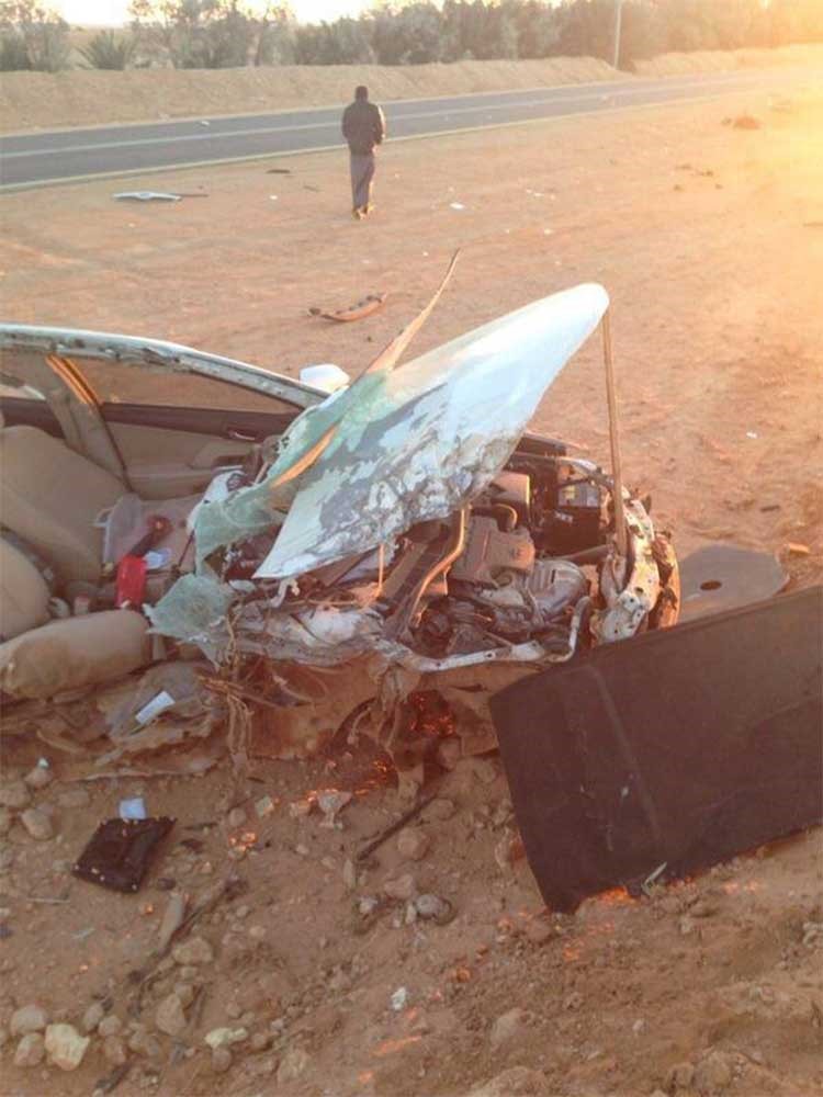 بالصور.. سعودي خر ساجداً لله امام حطام سيارته بعد نجاته من حادث خطير