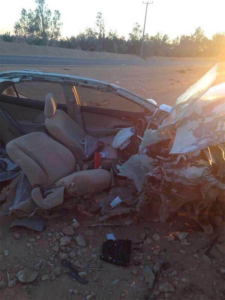بالصور.. سعودي خر ساجداً لله امام حطام سيارته بعد نجاته من حادث خطير