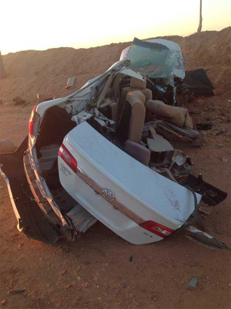 بالصور.. سعودي خر ساجداً لله امام حطام سيارته بعد نجاته من حادث خطير
