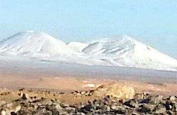 بالفيديو والصور.. الثلوج تكسو الحدود الشمالية في السعودية في مشهد فريد