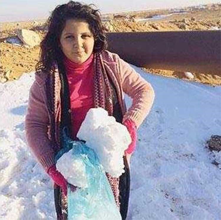بالفيديو والصور.. الثلوج تكسو الحدود الشمالية في السعودية في مشهد فريد