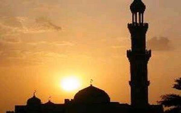داعية سعودي يقترح تأخير أذان العشاء بأرجاء المملكة إلى التاسعة.. ويفصل أسبابه وأدلته