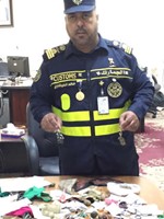 المفتش خالد الفيلكاوي يعاين الادوات السحرية 