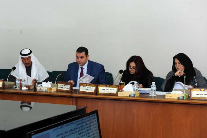 جانب من الخبراء والمختصين في البلدية اثناء اجتماع اللجنة