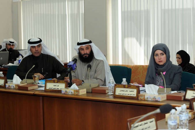 سعود الحريجي مترئسا الحلقة النقاشية الخامسة للجنة المرافق وبجواره النائب ماضي الهاجري ومستشارة اللجنة د جنان بو شهري 