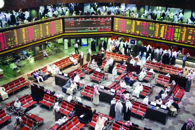 الاسهم ذات التوزيعات العالية تحصد اهتمام المستثمرينفي الصورة جانب من قاعة التداول في البورصة الكويتيةافپ ﻿
