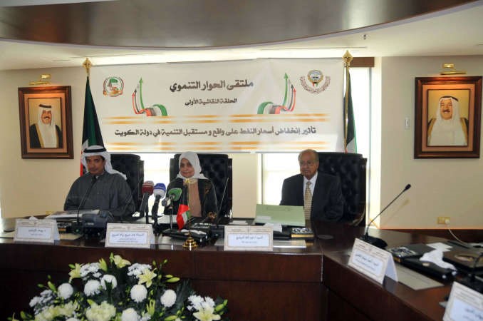 هند الصبيح وديوسف الابراهيم وعبدالله النيباري خلال الحلقة النقاشية لتاثير انخفاض اسعار النفط على واقع ومستقبل التنمية في الكويت	 محمد هاشم ﻿