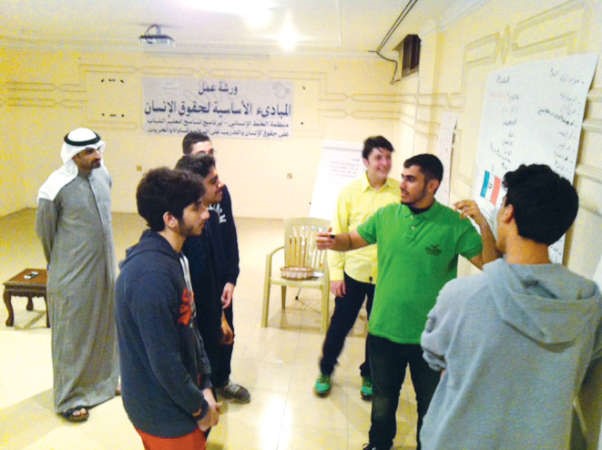 بعض الطلاب خلال عملهم بالورشة مع المدربين