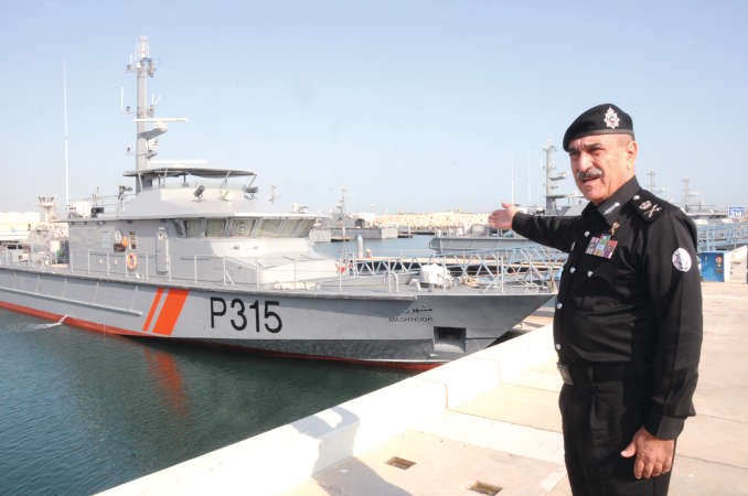 الدوريات البحرية تجوب المياه الاقليمية وطاقمها مسلح