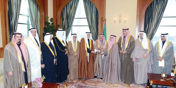صاحب السمو الامير الشيخ صباح الاحمد يتسلم هدية اصحاب الدواوين من عبدالرحمن الغنيم ويبدو فهد المعجل وعبدالعزيز الغنام وبدر الشرهان ورجا حجيلان المطيري وعادل الطخيم وجواد بوخمسين وعبدالرحمن السالم وانور الرفاعي وحازم النوري