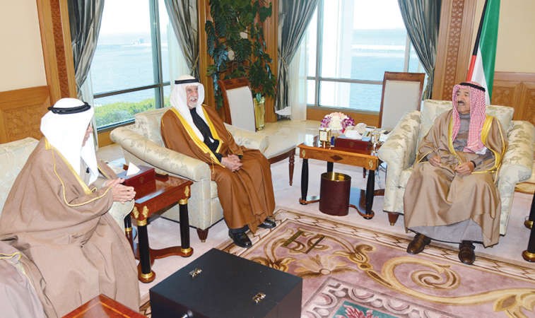 صاحب السمو الامير مع عبدالعزيز الغنام وفهد المعجل